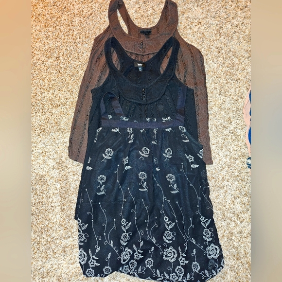 Lot of 11 Women's Tops Size: XS/S - Picture 2 of 4